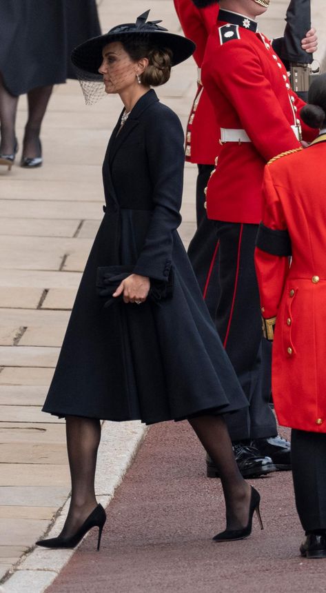 The symbolism behind Kate Middleton's dress at Queen Elizabeth's funeral Kate Middleton Queen, Louise Windsor, Fem Fashion, Kate Middleton Dress, Kate Middleton Outfits, Kate And Meghan, Estilo Real, Princess Catherine, Princess Kate Middleton