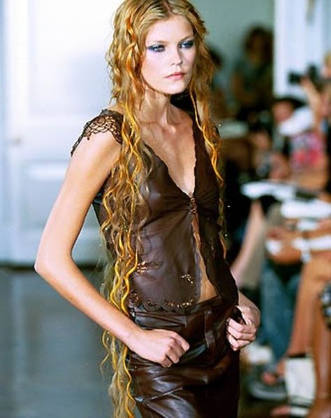 Richard Tyler - Ready-to-Wear - Runway Collection - Women - Spring / Summer 2000 Richard Tyler, Fashion Media, July 28, Runway Collection, Ready To Wear, Spring Summer, Media, Dresses, How To Wear