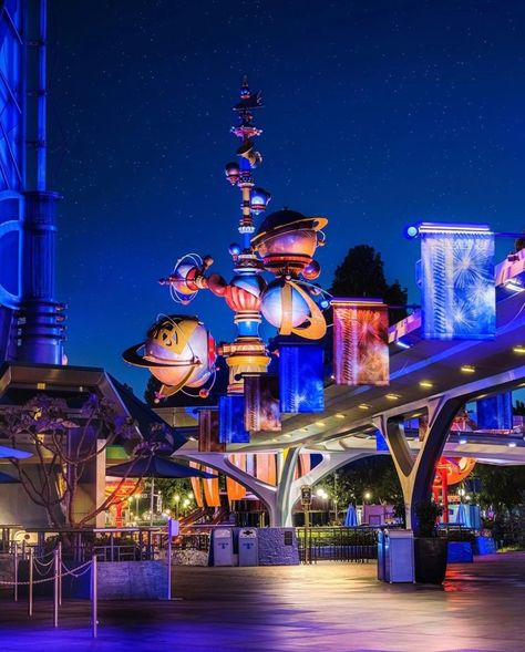 Disneyland Tomorrowland, Land Planning, Disney Savings, World Attractions, Disney World Attractions, Wallpaper Light, Have A Magical Day, Sleeping Beauty Castle, Space Mountain