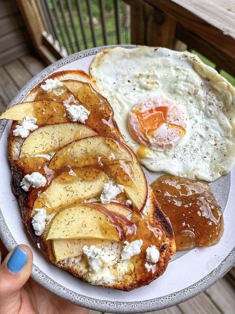 Fig Jam Uses, Goat Cheese Fig Jam, Savory Toast, Goat Cheese Fig, Apple Toast, Cheese Toast Recipe, Bread Spread, Jam Toast, Goat Cheese Pasta