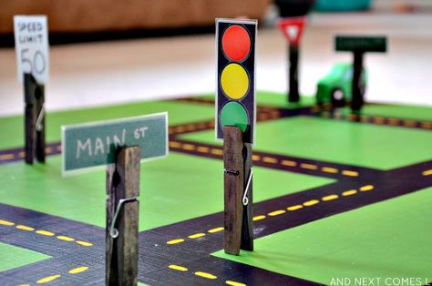 Homemade toys for kids: DIY road signs for car play from And Next Comes L Diy Road Signs, Easy Diy Toys, Bday Sleepover, Car Tracks For Kids, Toy Road, Car Table, Tinker Toys, Block Area, Transportation Theme