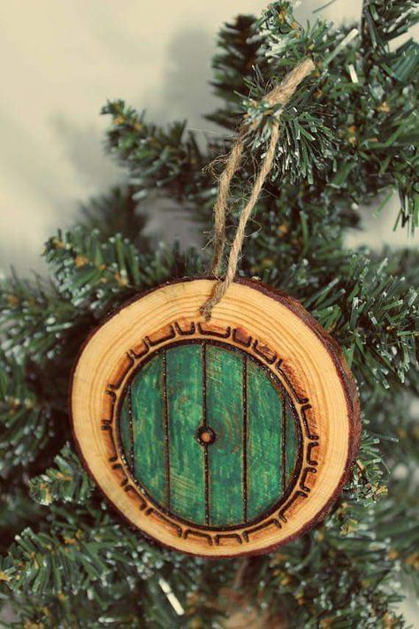 Tree Wood Burning, Wood Burning Diy, Lord Of The Rings Christmas, Geek Christmas, Log Slice, Christmas Tree Diy, Christmas Time Is Here, Wood Christmas Ornaments, Printable Christmas Cards