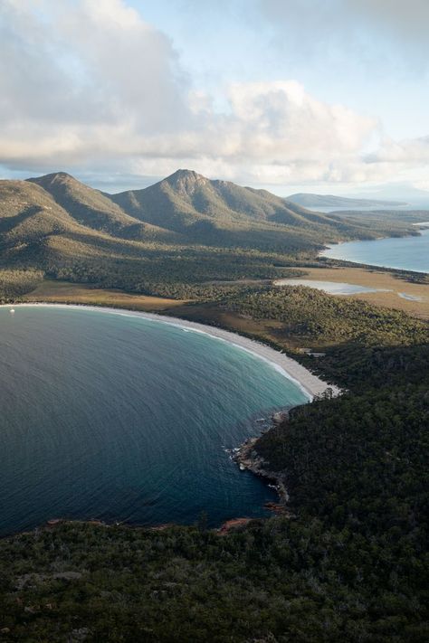 Tasmania Aesthetic, Tasmania Landscape, Freycinet Tasmania, Manifest Romance, Aus Travel, Wineglass Bay, Travelling Australia, Tasmania Road Trip, City Wallpapers