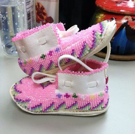 Beaded Baby Moccasins, Native Accessories, How To Make Moccasins, Moccasin Patterns, Baby Moccasin Pattern, Diy Moccasins, American Indian Crafts, Baby Mocs, Native Fashion