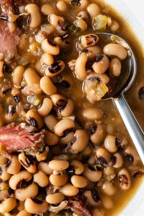 How to Cook Black Eyed Peas Soul Food Sunday Dinner Ideas, Soul Food Sunday, Cooking Black Eyed Peas, Cabbage Recipes Southern, Black Eye Peas, Sunday Dinner Ideas, Southern Fried Catfish, Soul Food Recipes, Southern Side Dishes