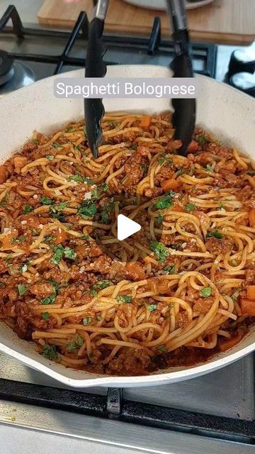 Barbara Bajon on Instagram: "Spaghetti bolognese Quick,Easy and delicious recipe 😋 #foodlover #foodie #delicious #pastalover #spaghetti #reels" Food Spaghetti, Spaghetti Bolognese Recipe, Bolognese Recipe, Spaghetti Bolognese, Pasta Lover, Quick Easy, Food Lover, Home Kitchen, Spaghetti