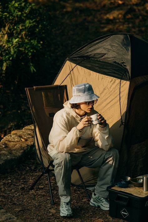 Outdoor Camping Style, Camp Style Fashion, Camping Style Outfit, Camping Editorial, Camp Photoshoot, Camping Outfits Men, Fall Camping Outfits, Camp Clothing, Men Adventure