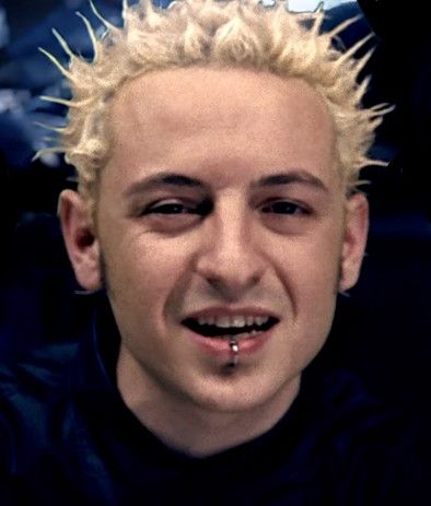 Crawling...what a beautiful song, sad but powerful...🔥 Chester Bennington 2000, Chester Bennington Icon, Robot Tattoo, Linking Park, Charles Bennington, Linkin Park Chester, Past Love, Young Celebrities, Mike Shinoda