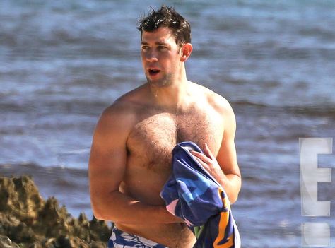 John Krasinski from Hollywood's Hottest Dads  Emily Blunt and The Office star welcomed daughter Hazel in February 2014. John Krasinski Workout, Bradley Cooper Shirtless, Pregnant Actress, Workout And Diet Plan, Jack Ryan, Jim Halpert, Hot Dads, John Krasinski, Male Celebs