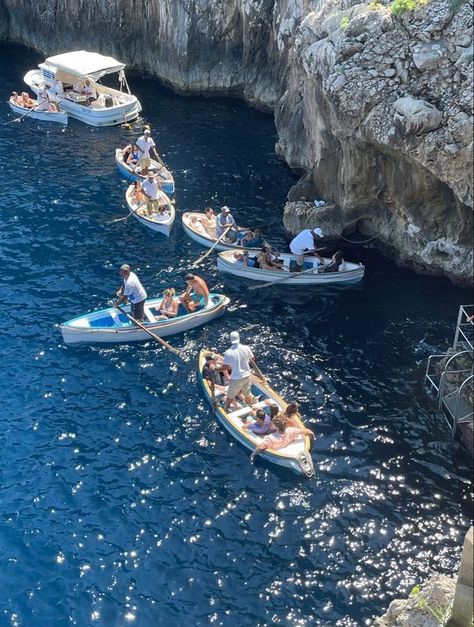 Beach Old Money Aesthetic, Florence Italy Beach, Blue Grotto Italy, Blue Lifestyle Aesthetic, Capri Aesthetic, Blue Grotto Capri, Old Money Beach, Old Money Lifestyle, Aesthetic Boat