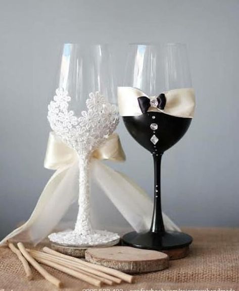 Wedding Wine Glasses Bride And Groom, Champagne Glasses Decorated, Wedding Toasting Glasses, Bride And Groom Glasses, Wedding Wine Glasses, Wedding Champagne Glasses, Decorated Wine Glasses, Wine Glass Crafts, Wedding Bottles