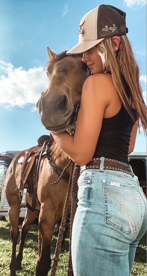 Horse Photoshoot Ideas, Country Girl Aesthetic, Western Horse Riding, Aesthetic Western, Horse Photography Poses, Aesthetic Country, Buckskin Horse, Foto Cowgirl, Pictures With Horses