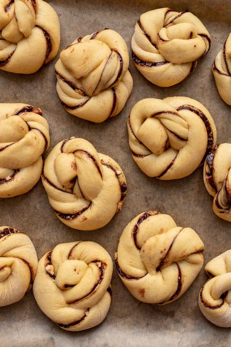 Mini Babka Buns, Mini Babka, Babka Buns, Hazelnut Recipes, Sweet Bread Rolls, Babka Recipe, Chocolate Babka, Chocolate Bourbon, Sweet Breads