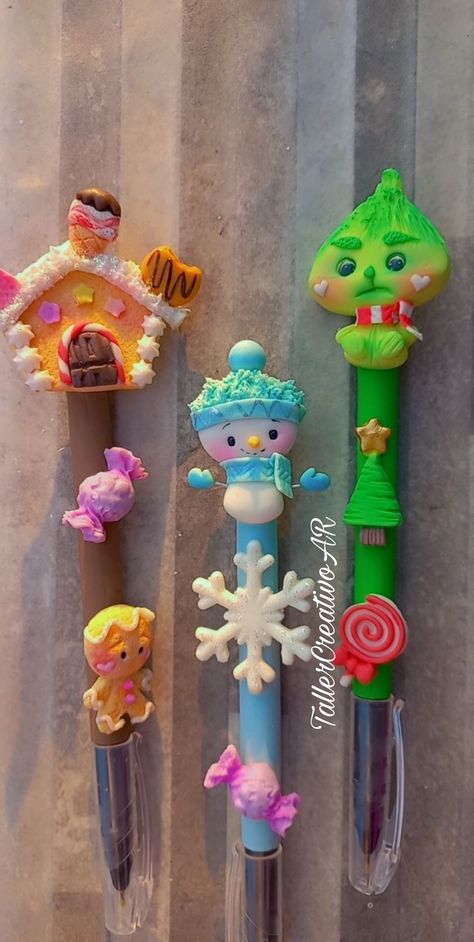 Muñeco de nieve, grinch, galleta de jengibre,  navidad, pluma decorada, pasta flexible Navidad Pasta Flexible, Pasta Flexible Navidad, Porcelain Pens, Diy Pencil, Pencil Toppers, Christmas Ornaments Homemade, Pasta Flexible, Christmas Gift Box, Cold Porcelain