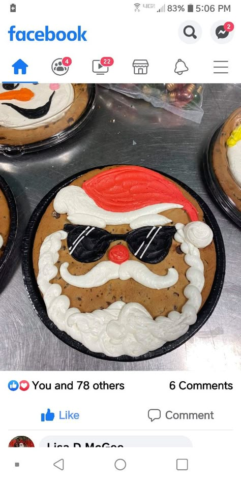 Christmas Class Snack Ideas, Harry Potter Cookie Cake, Christmas Message Cookies, Cookie Cake Christmas, Christmas Cookie Cake Ideas, Christmas Cookie Cake Decorating Ideas, Big Cookie Decorating Ideas, Christmas Cookie Cakes, Santa Cookie Cake