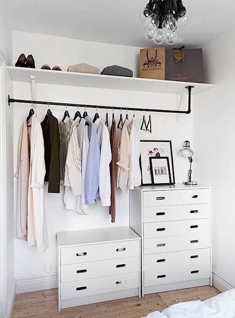 Minimalist open concept closet with white dressers Dressing Pas Cher, Creative Closets, No Closet Solutions, Open Closet, Extra Bedroom, Diy Bedroom, Diy Closet, Diy Decorating, Chic Living