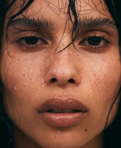 zoe kravitz face natural portrait woman black beauty freckles Sweaty perfection 💧Photo by @zoeygrossman featuring @zoeisabellakravitz. Makeup by @ninapark and hair by @nikkinelms #girlgaze Zoe Kravitz Tattoos, Zoe Kravitz Braids, Zoe Kravitz Style, Zoe Isabella Kravitz, Estilo Kylie Jenner, Lisa Bonet, Band Rock, Zoe Kravitz, Beauty Shoot