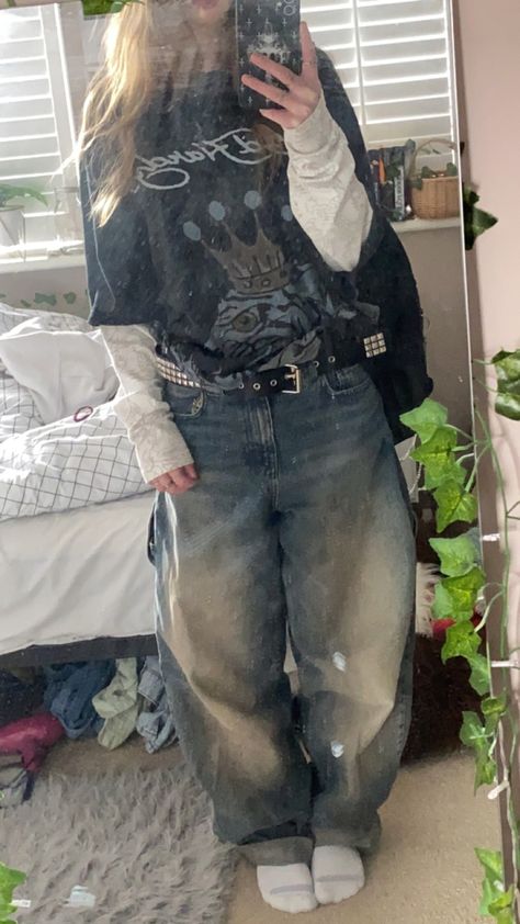 Layered Tshirt Outfits Grunge, Colossus Jeans Outfit, Girls Grunge Outfits, Dirty Wash Jeans Outfit, Washed Out Jeans Outfit, Baggy Astethic, Male Manipulator Outfits Women, Baggy Clothes Aesthetic Grunge, Grunge Baggy Outfits