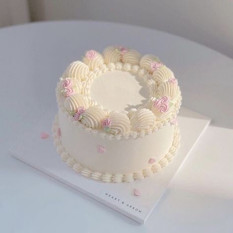 Bolo Vintage, Vintage Birthday Cakes, Mini Torte, Decorative Cakes, Pretty Cake, Bday Gifts, Birthday Inspiration, Simple Cake Designs, Mini Cakes Birthday