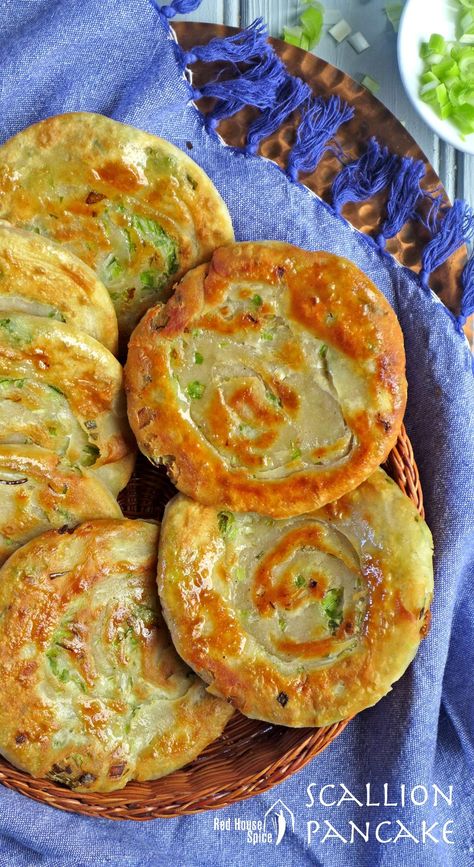 An informative guide to making spring onion pancake. This recipe shows you how to make it flaky, tasty and crispy. Dipping sauce suggestions are also provided. Spring Onion Pancake, Onion Pancake, Japanese Spring, Scallion Pancakes, God Mat, Chinese Cooking, Spring Onion, Asian Cooking, Pancake Recipe