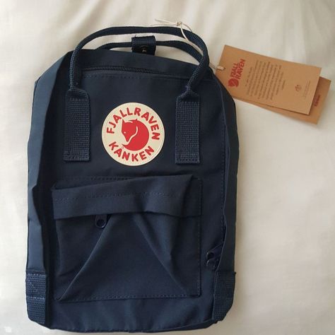 Mochila Fjallraven Kanken, Fjallraven Backpack, Pretty Backpacks, Kanken Classic, Backpack Fjallraven, Messanger Bag, Kanken Mini, Aesthetic Backpack, Purse Essentials