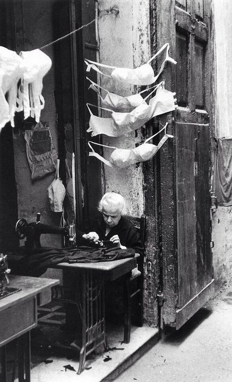 Vintage Photos of Italy: Nostalgic Pictures from the Italian Past – An American in Rome Vintage Foto's, Andre Kertesz, Robert Doisneau, Henri Cartier Bresson, Vintage Versace, Vintage Italy, Foto Art, Photo Vintage, Black White Photos