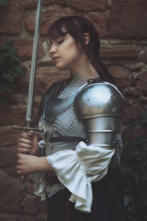 Female Knight Photography, Knight Poses, Fighter Reference, Vampire Council, Knight Woman, Realism Reference, Woman In Armor, Women's Fencing, Terra Branford