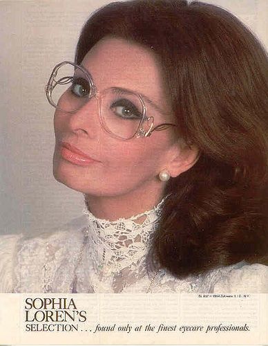 Sophia Loren circa 1990. Sophia Loren Eyewear is distributed by Zyloware Eyewear Ad, 70s Sunglasses, Beauty Mistakes, Sofia Loren, Judi Dench, Older Women Fashion, Vintage Eyeglasses, Older Fashion, Look Older