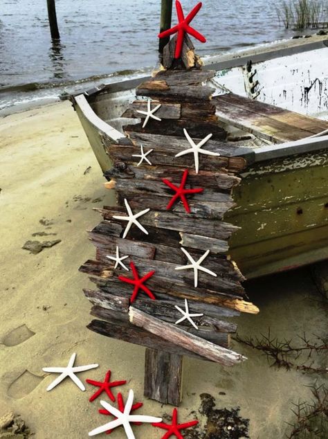 coastal-christmas-tree-decorating-ideas-18-1-kindesign Tropical Christmas Decorations, Christmas At The Beach, Beach Decorations, Hantverk Diy, Driftwood Christmas Tree, Coastal Christmas Tree, Coastal Christmas Decor, Beachy Christmas, Nautical Christmas