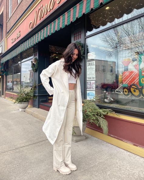 White And Neutral Outfit, Zara White Boots Outfit, White Platform Boots Outfit Winter, Cream Chealse Boots Outfit, Chelsea Boots Outfit White, Creme Chelsea Boots Outfit, Monochrome Cream Outfit, Beige Platform Boots Outfit, Cream Platform Boots Outfit