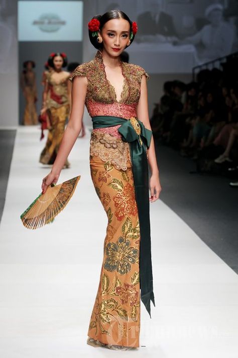 Kebaya Fashion Show, Traditional Indonesian Clothing, Malay Fashion, Kebaya Brokat Modern, Anne Avantie, Indonesian Clothing, Indonesian Fashion, Dress Kebaya, Modern Kebaya