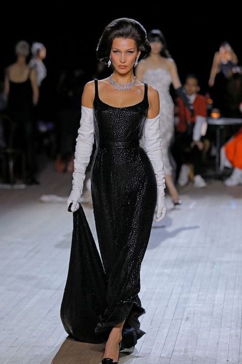 Bella Hadid Catwalk, Model Outfits Runway, Bella Hadid Runway, Runway Fashion Vintage, Glamour Outfit, Models 90s, Model Runway, 90s Runway Fashion, Runway Fashion Couture