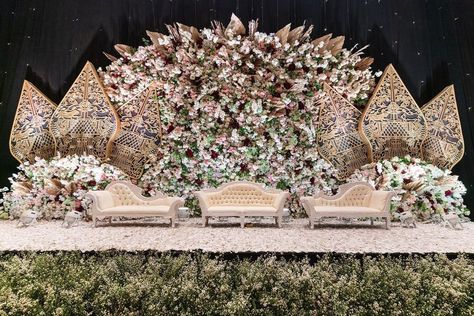 Wedding Ballroom Decor, Jawa Wedding, Dekor Pelaminan, Instagram Decoration, Dekorasi Wedding, Javanese Wedding, Reception Stage Decor, Wedding Stage Backdrop, Wedding Hall Decorations