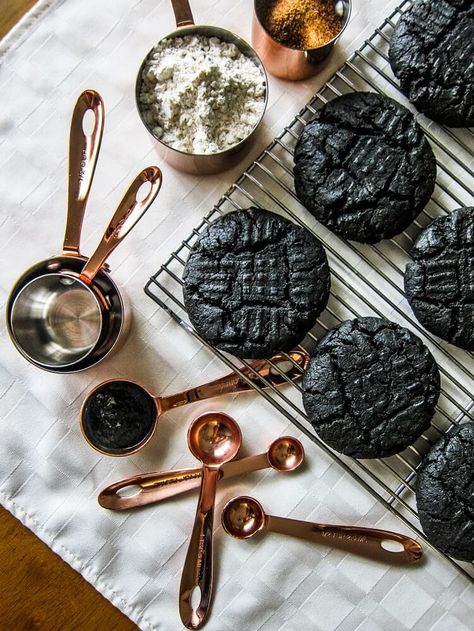 Black Tahini, Black Dessert, Tahini Cookies, Vegan Dark Chocolate, Eat Cookies, Cocoa Cookies, Coconut Cookies, Dehydrated Food, Raw Vegan Recipes