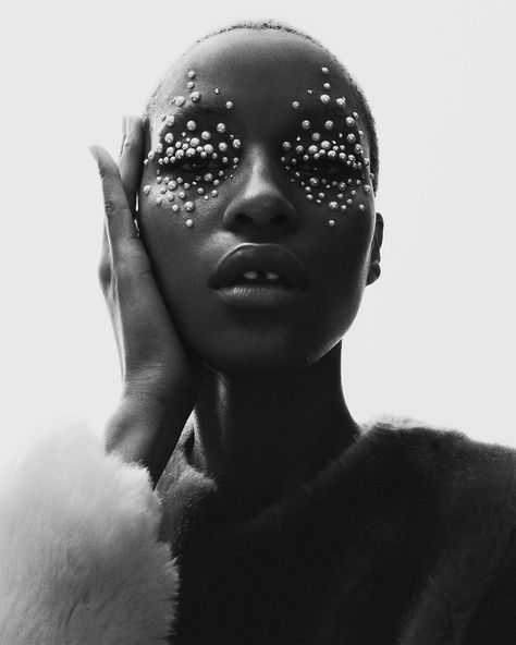 Black Model Beauty Editorial, Black And White Makeup Photography, Black Editorial Makeup, Afropunk Makeup, Black Woman Editorial, Black Model Editorial, Pearl Makeup Looks, Makeup Jewels, Extreme Make-up