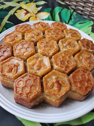 Sweet Tooth Desserts, Lightly Sweet Desserts, Medeteranian Desserts, Greek Party Food Desserts, Easter Bakery Desserts, Greek Cake Recipes, Jewish Baked Goods, Wedding Recipes Dinner, Ancient Food Recipes