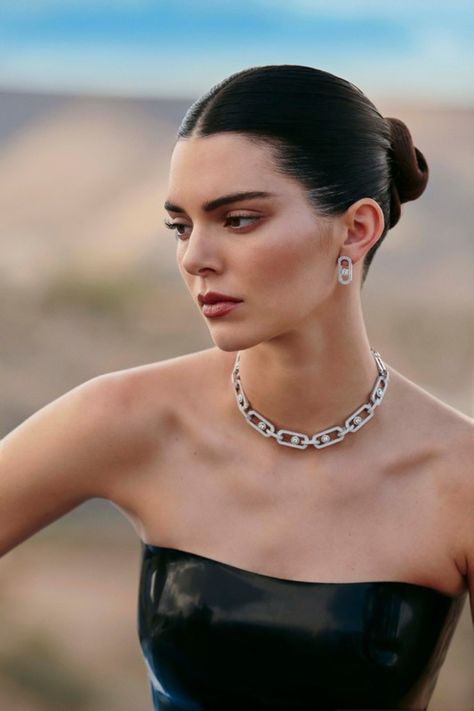 Kendall Jenner Pics, Kendall Jenner Hair, Kendall Jenner Face, Kendall Jenner Icons, Stile Kendall Jenner, Iconic Jewelry, Casual Makeup, Kendall Style, Peinados Recogidos