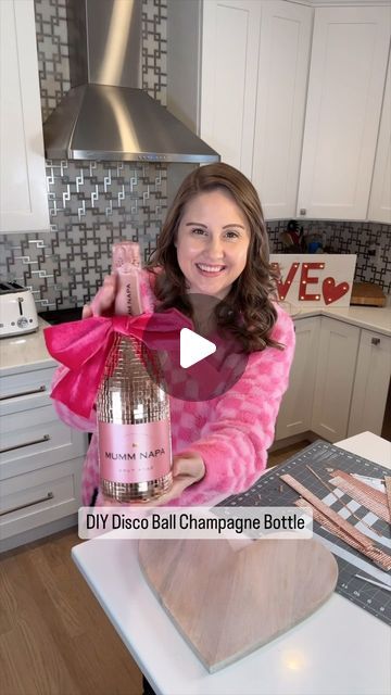 Disco Ball Champagne Bottle Diy, Disco Wine Bottle, Disco Champagne Bottle, Champagne Gift Ideas, Glitter Champagne Bottle Diy, Diy Champagne Bottle, Disco Ball Champagne, Diy Alcohol Gifts, Small Champagne Bottles