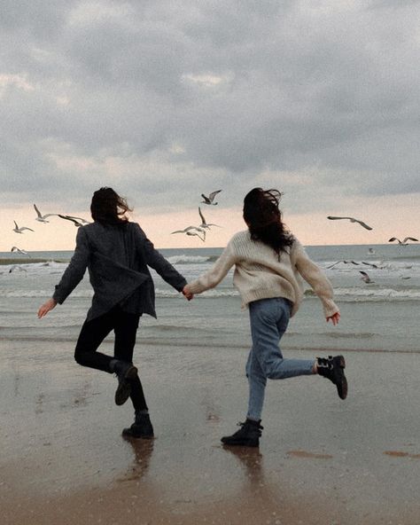 People At Beach Reference, People At Beach, Pinterest Couple, Foto Top, Aesthetic Pinterest, Trik Fotografi, Coming Of Age, Two People, Couple Aesthetic