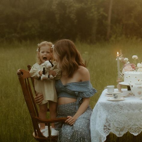 Cottagecore Family, Motherhood Minis, Breakfast Shot, Witch Aesthetics, Happy Mothers Day To All, Summer Family Pictures, Family Poses, Half Birthday, Tater Tots