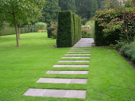 https://flic.kr/p/8J912e | stapstenen gras.MR Garden Hedges, Backyard Walkway, Garden Paving, Garden Walkway, Modern Landscape Design, Stone Path, Garden Architecture, Contemporary Garden, Garden Pathway