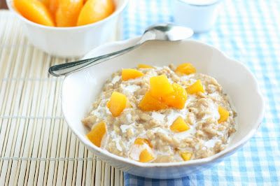 Peaches And Cream Oatmeal, Peach Oatmeal, Bowl Of Oatmeal, Morning Meals, Clean Breakfast, Breakfast Oatmeal, School Morning, Oatmeal Packets, Hot Cereal