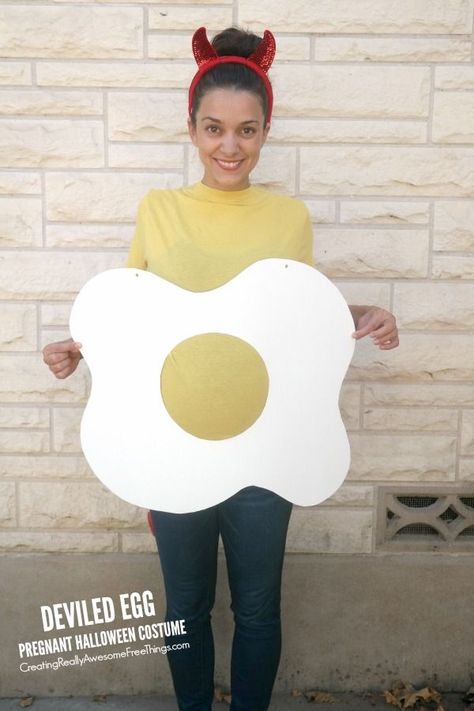 Love this super easy DIY pregnant Halloween costume! It's a deviled egg! Egg Costume Diy, Funny Pregnant Halloween Costumes, Deviled Egg Costume, Maternity Halloween Costumes, Modest Halloween Costumes, Maternity Halloween, Egg Costume, Clever Costumes, Pregnancy Costumes