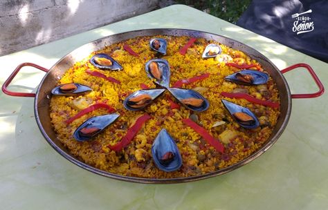 Paella mixta de pollo y marisco Spanish Desserts, Tapas Recipes, Spanish Food, Orzo, Fish And Seafood, Pita, Dinner Party, Seafood, Fish