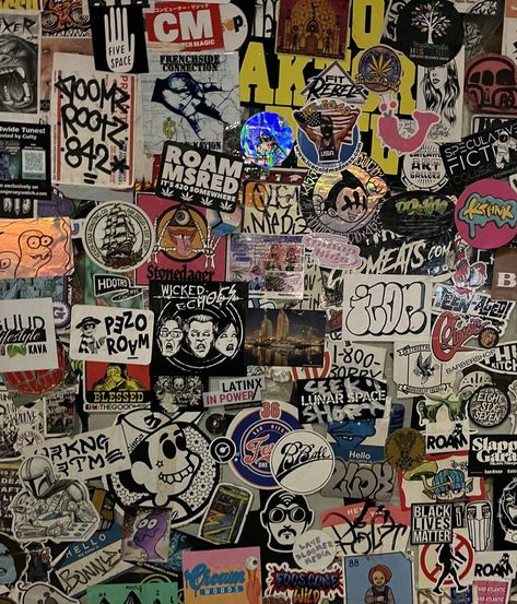 Sticker Wall Aesthetic, 90s Grunge Room, 90s Skater Aesthetic, 90s Punk Aesthetic, Skater Room Aesthetic, Punk Aesthetic Wallpaper, Skater Wallpaper, 90s Grunge Bands, Panneau Stop