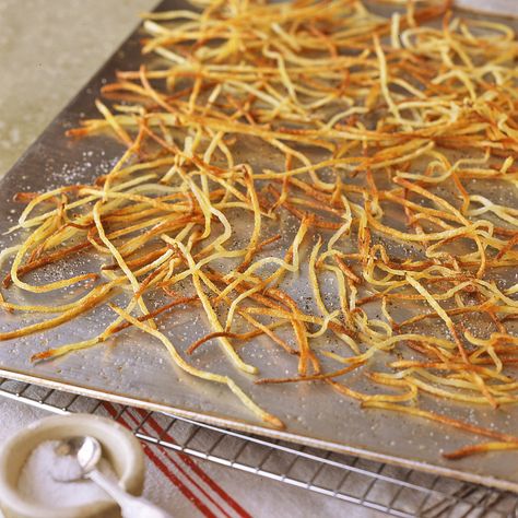 Oven-Baked Shoestring Fries Dinner Calendar, Shoestring Fries, Italian Fries, Crispy Fries, Hanger Steak, Martha Stewart Recipes, Yummy Dishes, Vintage Dinner, Baked Fries