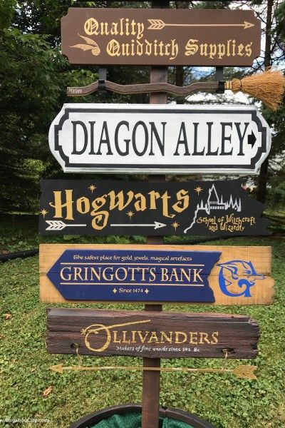 Harry Potter Signs, Harry Potter Weihnachten, Diy Harry Potter Crafts, Harry Potter House Quiz, Harry Potter Case, Cumpleaños Harry Potter, Diy Harry Potter, Harry Potter Room Decor, Harry Potter Wedding Theme