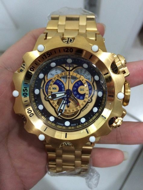 A magnificent gold-tone Invicta Venom watch. Made for a man’s wrist... Pretty Watches, Mens Invicta Watches, Fancy Watches, Amazing Watches, Expensive Watches, Modern Watches, Invicta Watches, Hand Watch, Fossil Watches