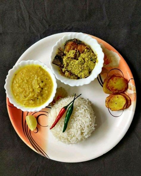 Bengali Breakfast, Business Collaboration, Bengali Cuisine, Indian Food Photography, Food Presentation Plates, Bhaji Recipe, Food Pic, Lunch Items, Bengali Food