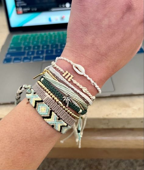 Bracelets Combination Ideas, Surf Jewelry Bracelet, Friendship Bracelet Stack Ideas, Friendship Bracelets Stack, Beachy Bracelet Stack, Summer Bracelet Stack Ideas, Bracelets Ideas Aesthetic, Cute Bracelet Stacks, Bracelet Stack Summer